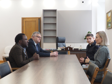 Новосибирский ГАУ с рабочим визитом посетил декан института сельскохозяйственных наук университета Мбея (Танзания) доктор Элизер Браун Мвакалапа.